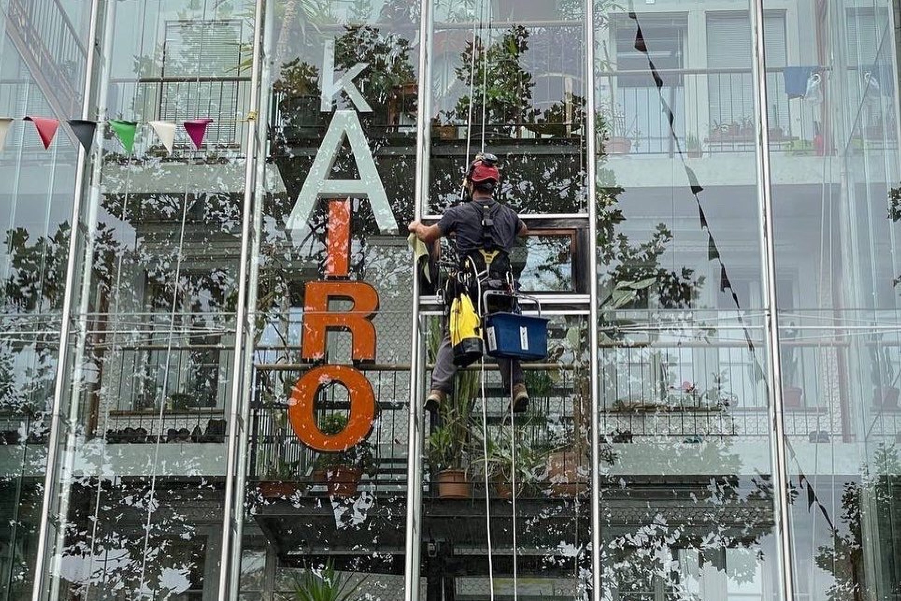 Industriekletterer an Glasfassade  – Toprope