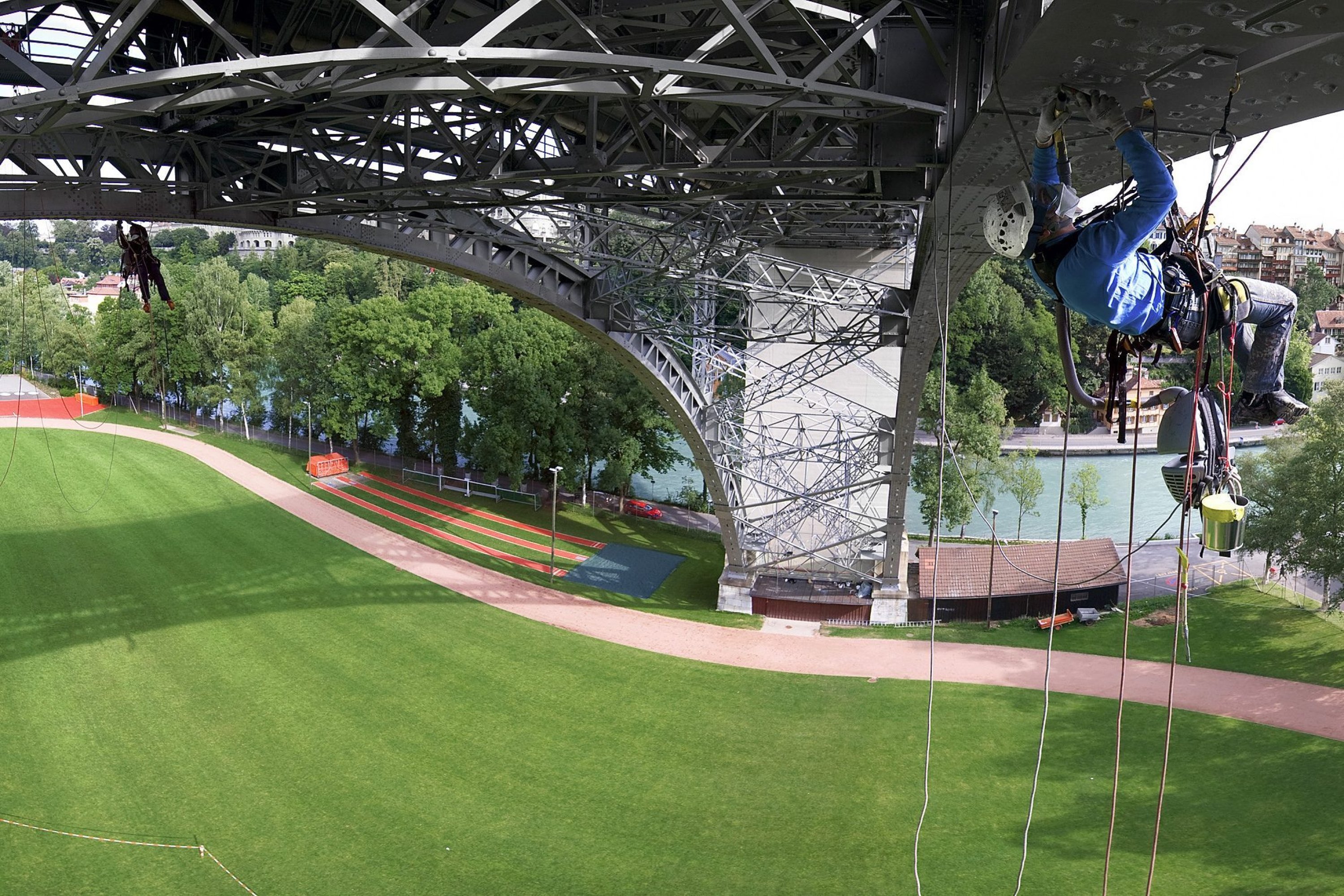 Kletterer unter Brücke  – Toprope